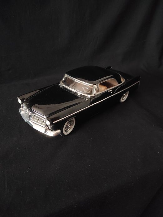 Miniatura escala 1:18 Chrysler 300 B