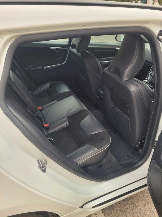 Volvo V60 I D5 2.4 215cv R-Design, 130.320km. Manutenção feita por mecânico qualificado, peças com faturas. Em uso diário. Caixa/direção com desgaste.