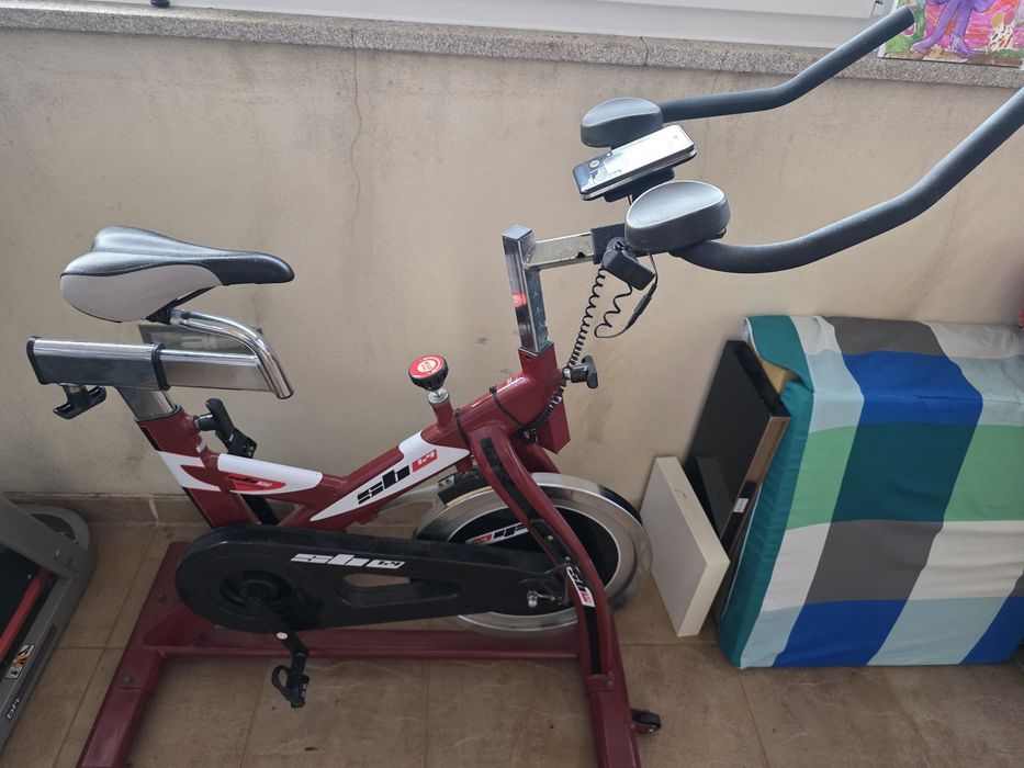 Bicicleta de Spinning Vermelha