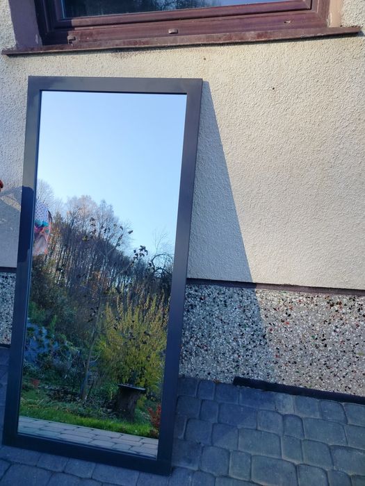 Lustro w czarnej drewnianej ramie