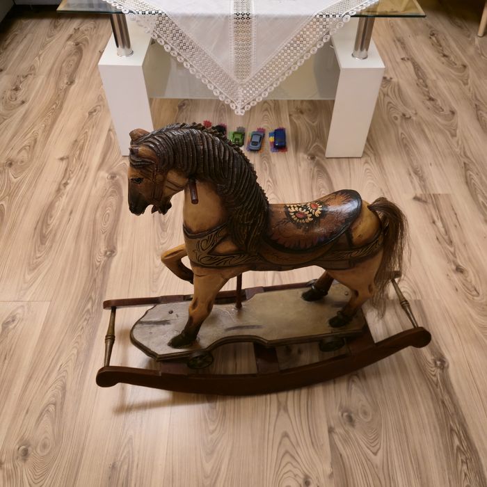 Malowany koń na biegowych z karuzeli