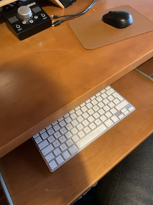 Secretaria e estante