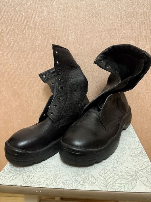 Черевеки , берці 43 розміру чорні