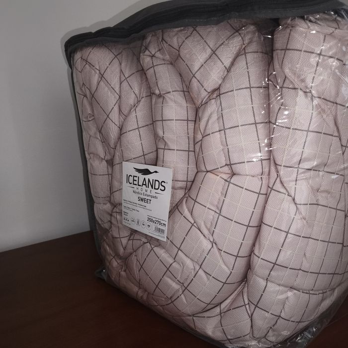 Edredão Icelands cor-de-rosa de inverno (250/270) como novo.