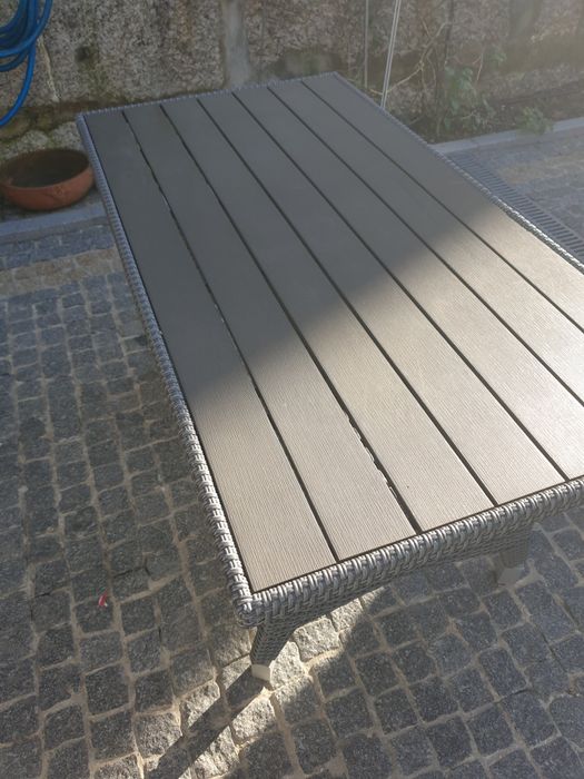 Mesa de jardim como nova