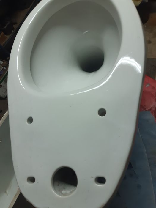 Унітаз новий ,білий