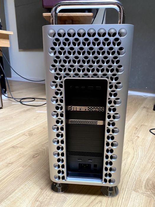 MAC PRO 2019 12 Core 32Go RAM 250Go Drive + 2 x PCIe Sonnet para DDs