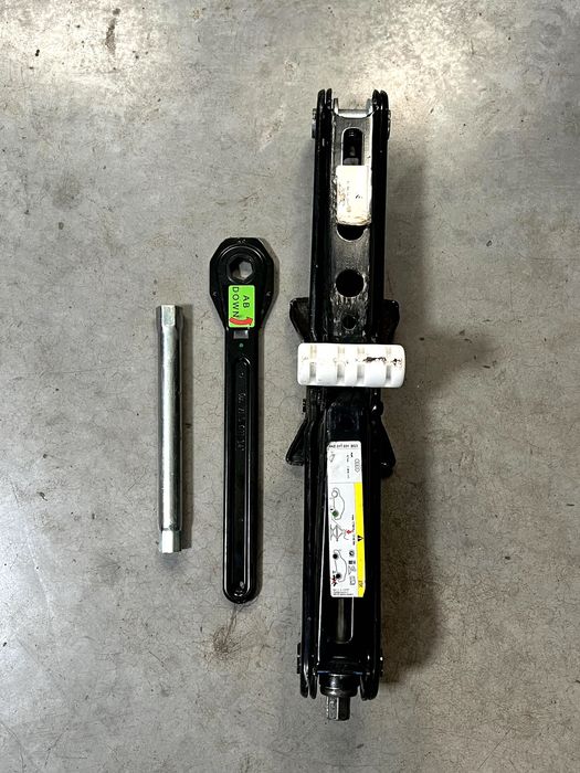 Домкрат Audi Q8 E-Tron Буксирувальний Крюк Ауді БУ оригінал Компресор