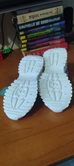 Дитячі утеплені кросівки на дівчинку світлі рожеві легені на липучці