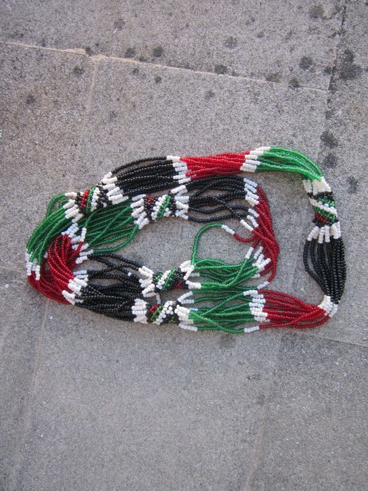 Colar Maasai Quénia, várias camadas com missangas vibrantes em vermelho, preto, branco e verde