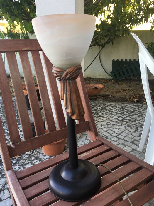 3 candeeiros (tecto e mesa de cabeceira)