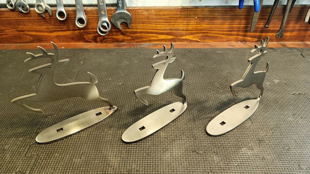 Jelonek na maskę 17cm John Deere emblemat logo znaczek celownik JD