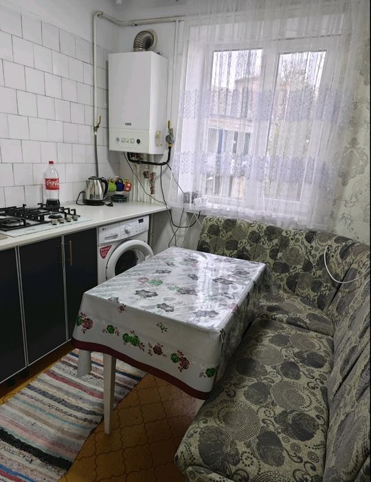 Сдам 2 комн квартиру , центр , 3 таж.