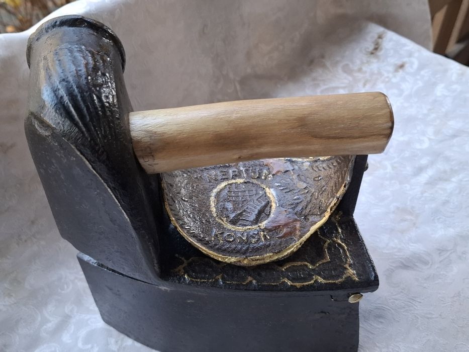 Żelazko węglowe typ komin.