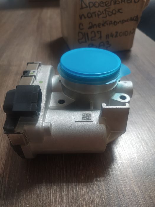 Дросельний патрубок з електроприводом