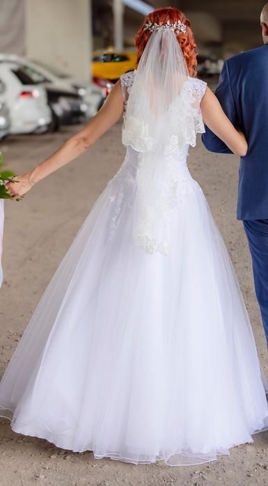 Suknia ślubna z welonem