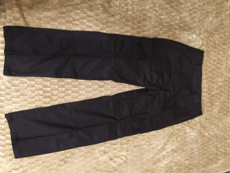 Чоловічі штани темно синього кольору.