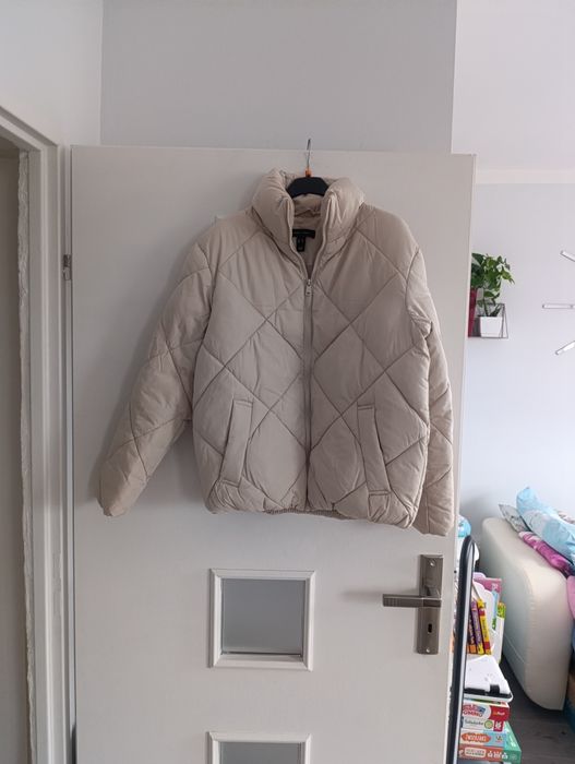 Kremowa kurtka bomberka New Look 36