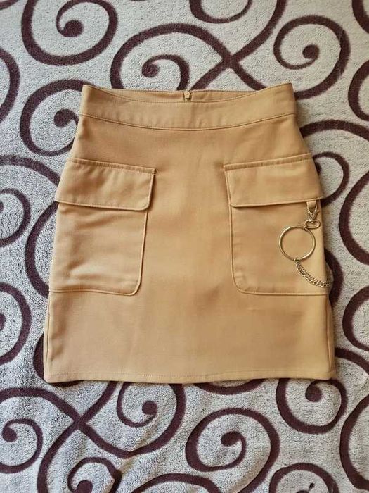 Dopasowana beżowa spódniczka Cropp