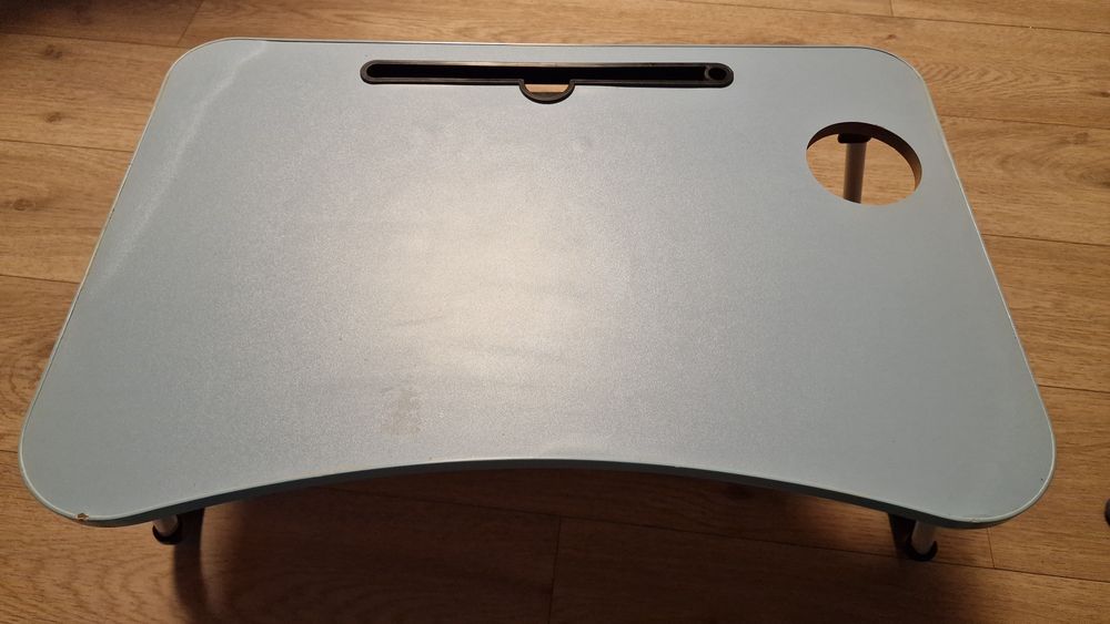 Stoliczwk pod laptopa
