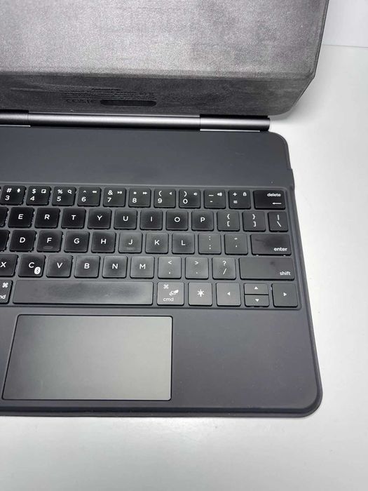 Capa folio teclado Belkin BBZ003 com suporte magnético para iPad Pro 13" M4