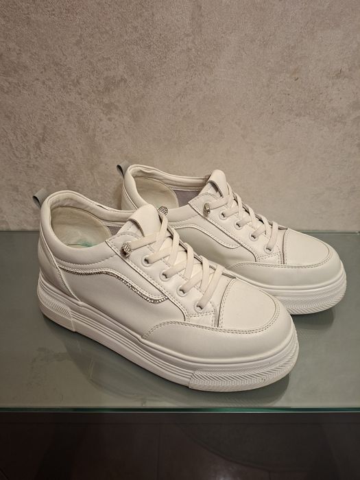 Кросівки жіночі шкіра