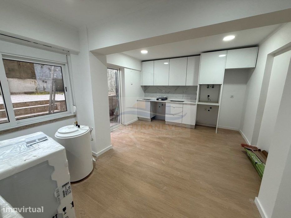 T3 Remodelado na Praça da Igreja - Como Novo, com Quintal e Garanti...