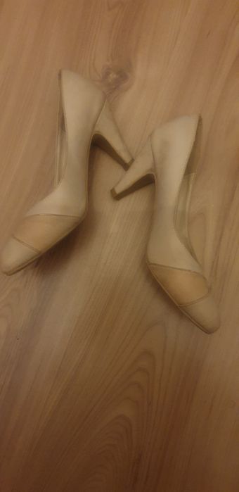 Buty na obcasie w kolorze ecri.  J
