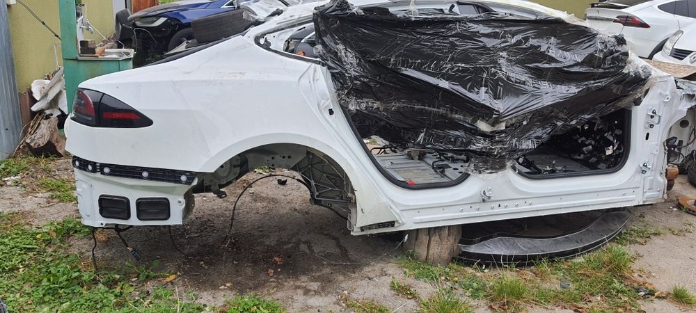 Задня четверть Tesla model S 2023
