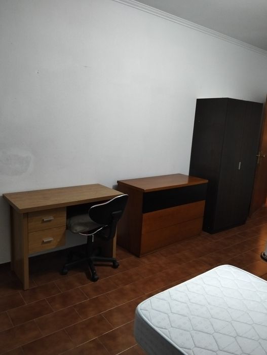 Aluga se quarto ( junto ao terminal rodoviário)