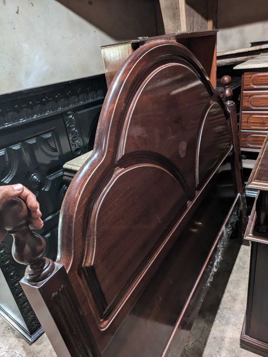 Cama de casal em madeira