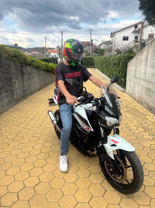 Kawasaki Z400 – Estado Impecável + Pack Equipamento Completo