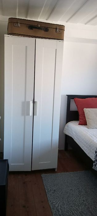 Quarto individual para arrendar em casa partilhada com residente
