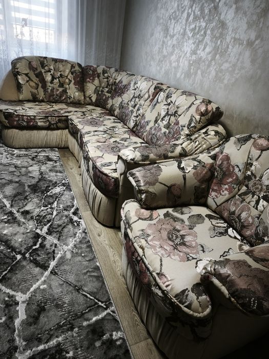 Кутовий диван і крісло