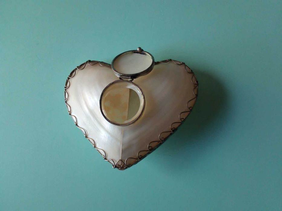 Caixa em madrepérola, em forma de coração, com argola para pendurar