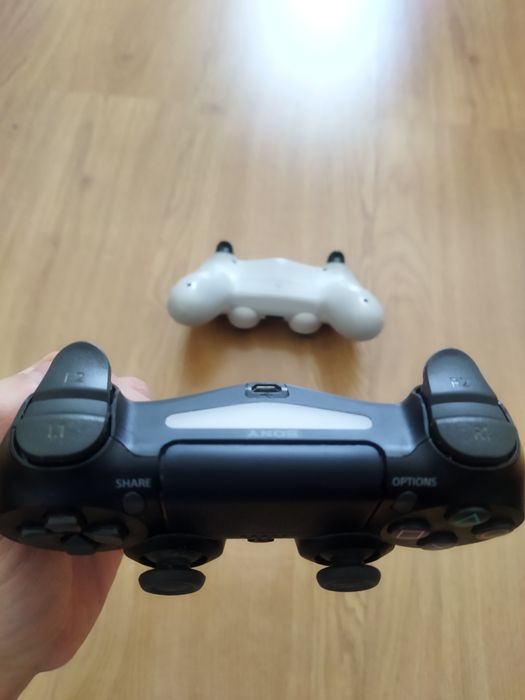 2 Original Sony PlayStation 4 Controllers64563968752899123