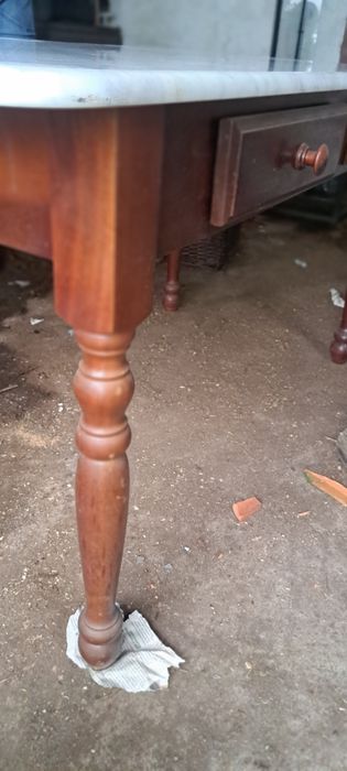 Mesa com pedra mármore e duas gavetas