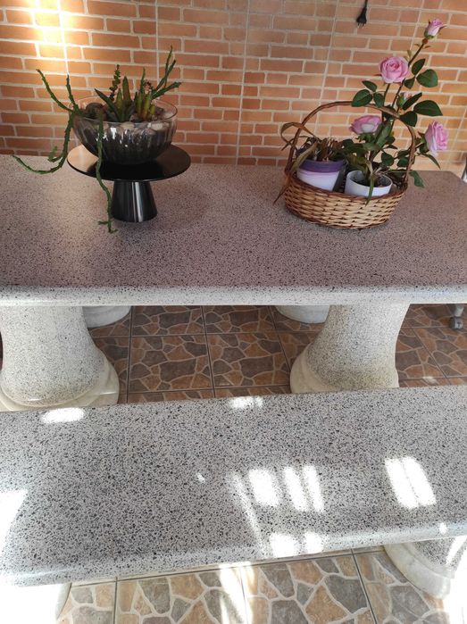 Mesa pedra com bancos