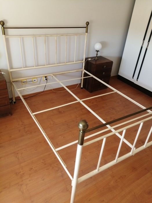 Conjunto quarto de casal em ferro + mesas de cabeceira + cómoda