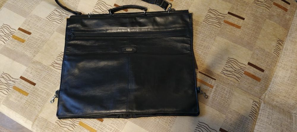 Torba biznesowa na ubrania Harold's, ze  skóry. Bardzo elegancka.