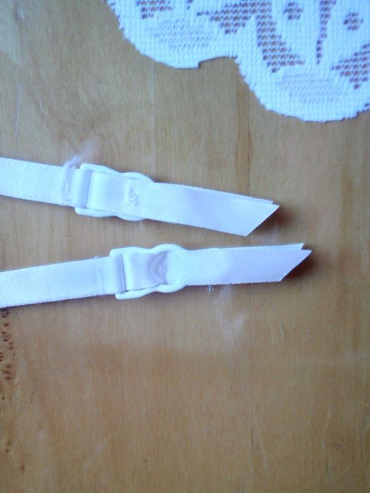 Pas do pończoch, koronkowy biało-różowy, obwód 72-90 cm