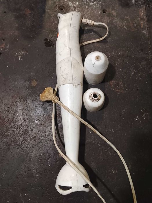 Блендер погружной на ходу.