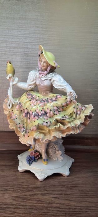 Большая, редкая  статуэтка "Дама с попугаем" Karl Ens высота 32 см.