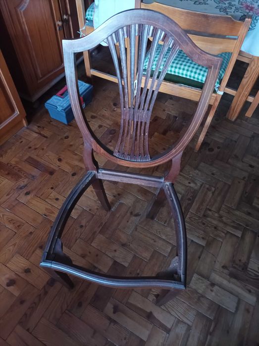 cadeira antiga em madeira com assento amovível em tecido.