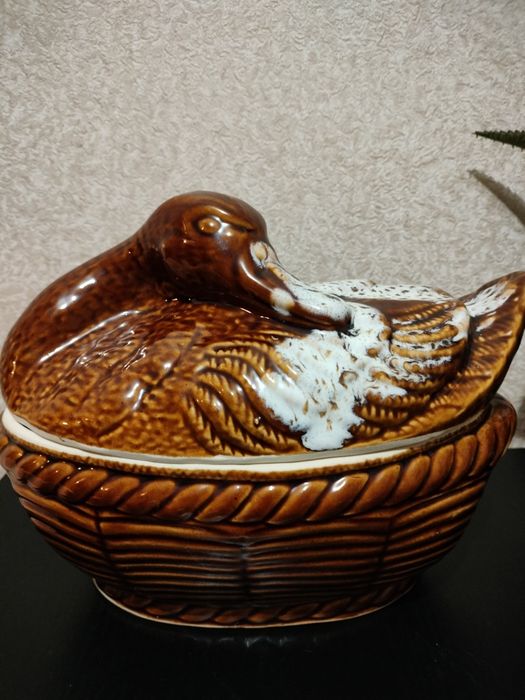 Посуд, чашки, кувшини