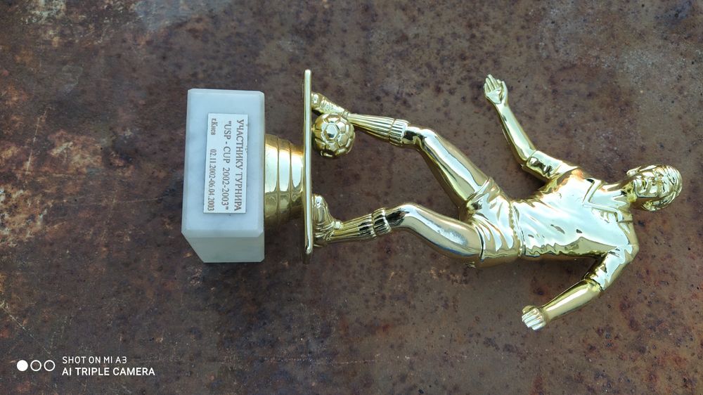 Продам статуетку футболіста.