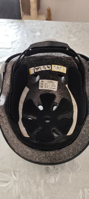 Capacete oxelo de cor preta