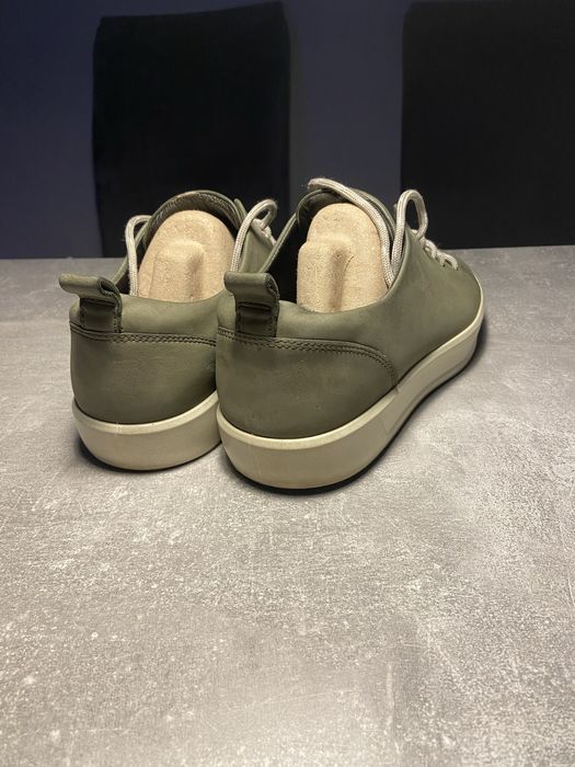 Продам кроссовки ecco