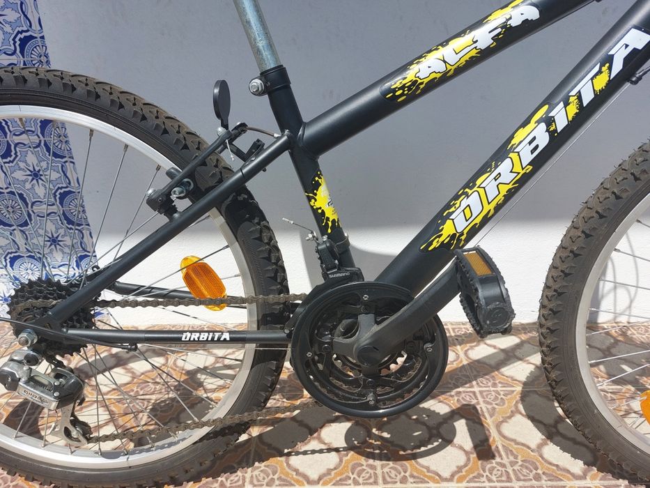 Bicicleta Shimano preta com mudanças, aro 26"