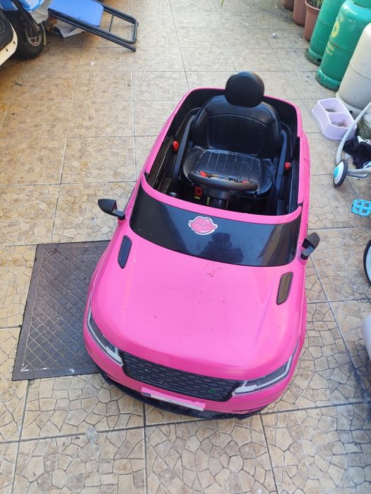 Carro elétrico com comando e carregador